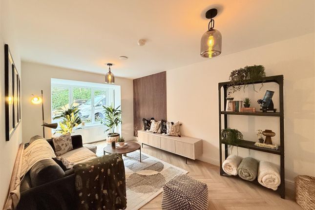 4, Roe Cross Gardens, Mottram photo 2