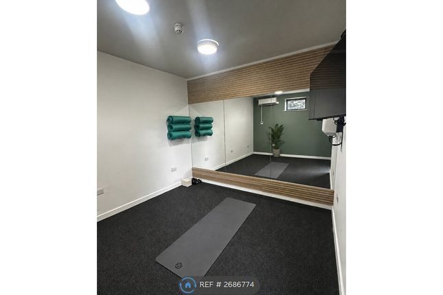 Flat, Trinity Hall Holborn Approach, Leeds photo 2