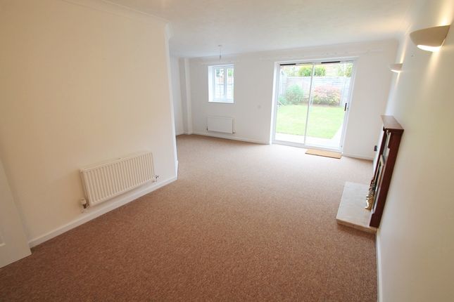 20, Wild Arum Way, Eastleigh photo 4