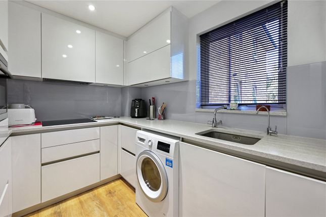 6 Stratford Court,, Salisbury Road, Hampshire photo 3
