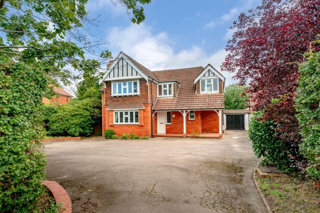 Thumbnail Detached house for sale in Victoria Road, Horley
