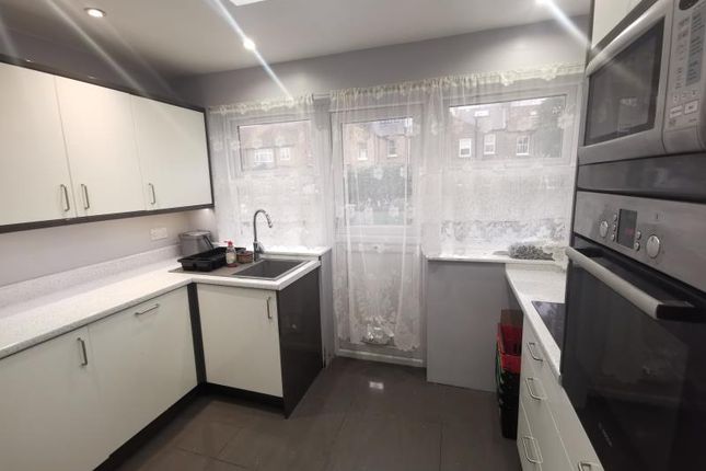Thumbnail Flat to rent in Glenville Avenue, Enfield