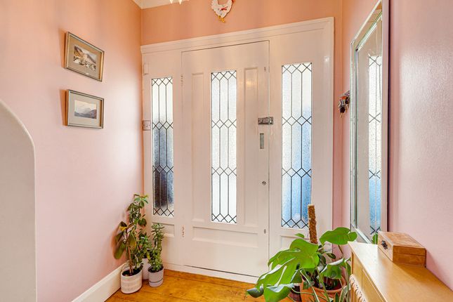 22, Chase Gardens, Westcliff-on-sea photo 2