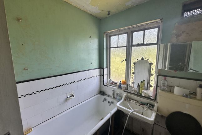 131, Sandringham Crescent, South Harrow photo 3