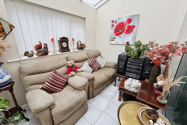 8, Beverley Crescent, Forsbrook, Stoke-on-trent photo 3