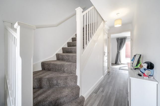 33, Round Hill Road, West Yorkshire photo 2