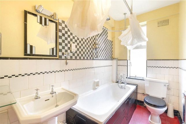 Flat for sale in Sutton Lane North, London