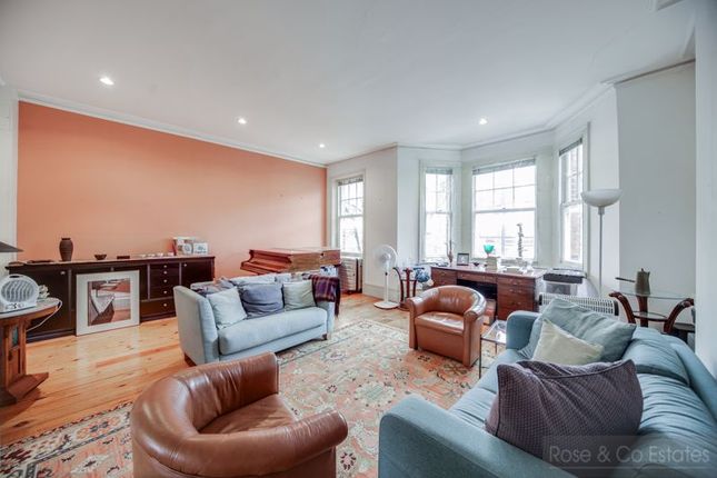 Triplex for sale in Goldhurst Terrace, London