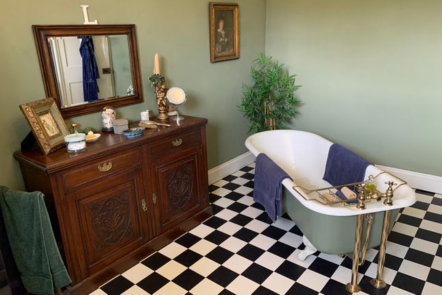 Croft House - Main Bathroom