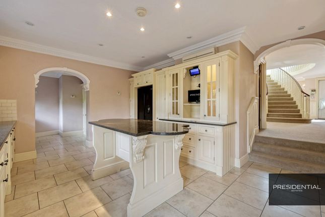 32 Spareleaze Hill, Loughton photo 3