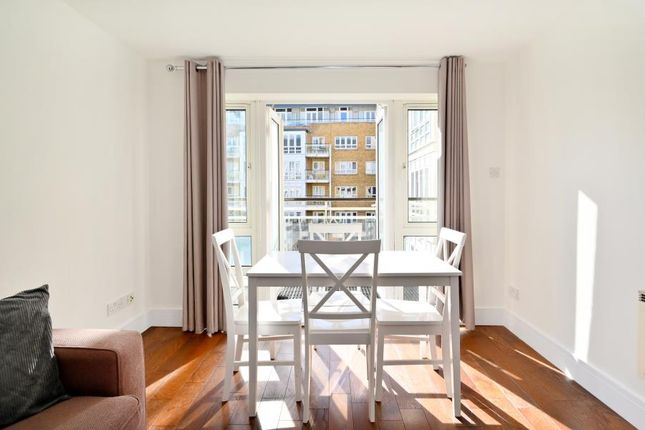 Flat to rent in St. Davids Square, London