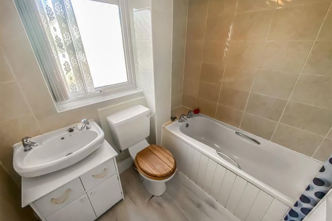 3, St Andrews Close, Aycliffe Village photo 4