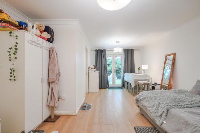 Cobham Close, London photo 3