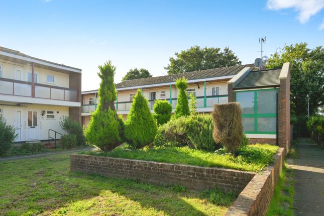 Thumbnail Flat for sale in Wheatcroft, Cheshunt