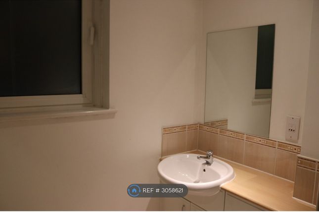 Flat, Hamlyn House High Street, Feltham photo 5