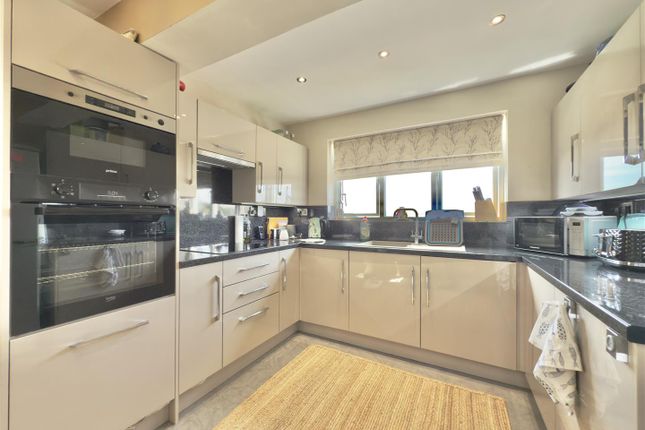 5, Moorside Close, Barnsley photo 4