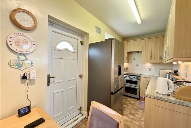 61, Willow Drive, Sheffield photo 4