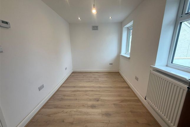 Flat 3, Sutton Lane, Slough photo 4