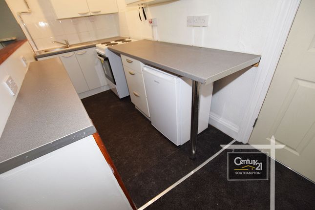 Flat 4,  208, Regents Park Road, SOUTHAMPTON photo 3