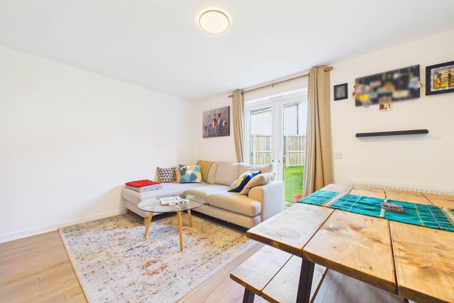 32, Skylark Gardens, Glasgow photo 3
