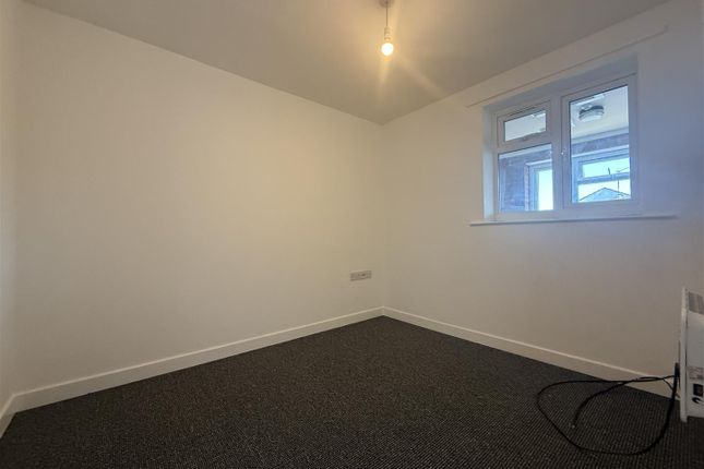 Flat 6, Rathkerr Court, Grantham photo 4