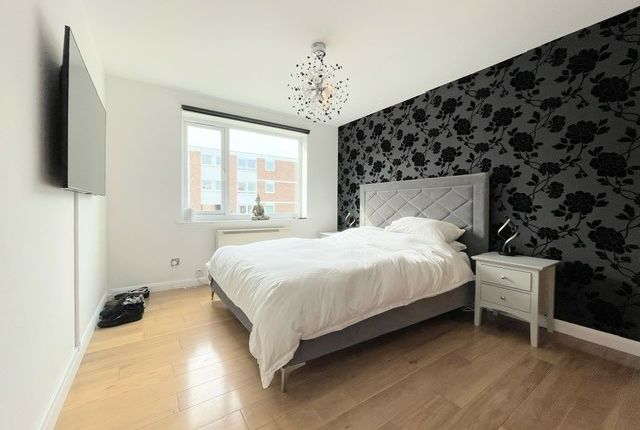 29  Flat 12, Forest View, London photo 4