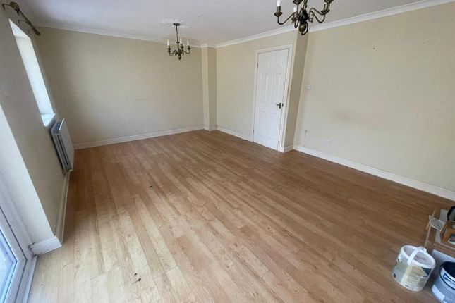 20, Robins Court, Chard photo 2