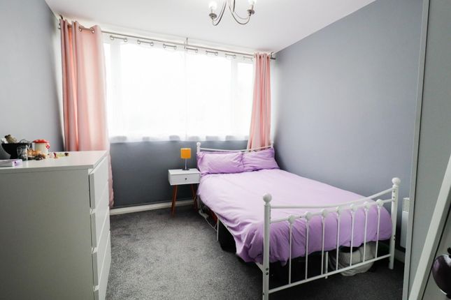 Flat to rent in Stonehill Court, Markfield Gardens, Chingford