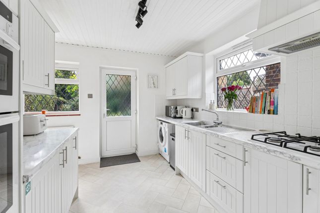Iona, 25, Laurel Road, Buckinghamshire photo 3