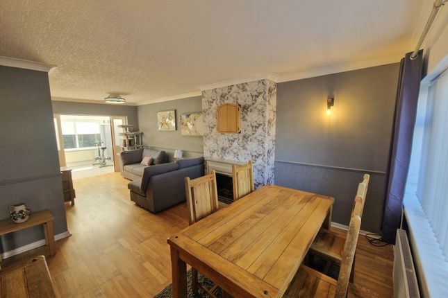 42, Chain Lane, Staining photo 3