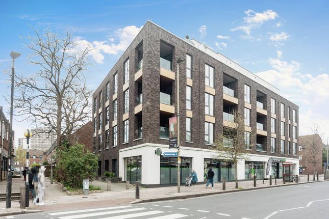 Flat for sale in Falcon Road, Clapham Junction, London