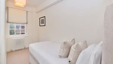 Flat to rent in Fulham Road, London