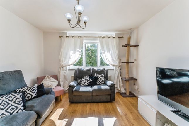 27, Davey Close, London photo 4