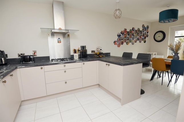 16, Northfield, Yetminster photo 4