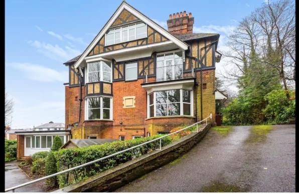 1-bed flat on Tunbridge Wells, £1,300/mo