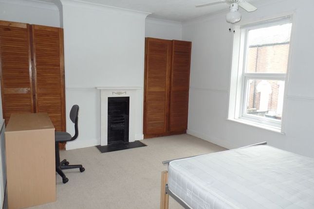 Newland Street West Lincoln Ln1 3 Bedroom Terraced House