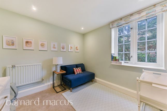 Flat for sale in Frogmore, London