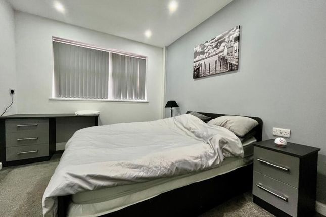 flat 2, 12, Noster Hill, LEEDS photo 4