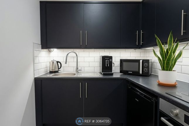 Flat, Amhurst Road, London photo 3
