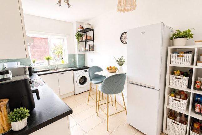 Flat M, 28, Courthill Road, London photo 3