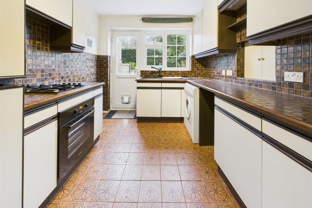 7, Victoria Close, Weybridge photo 4