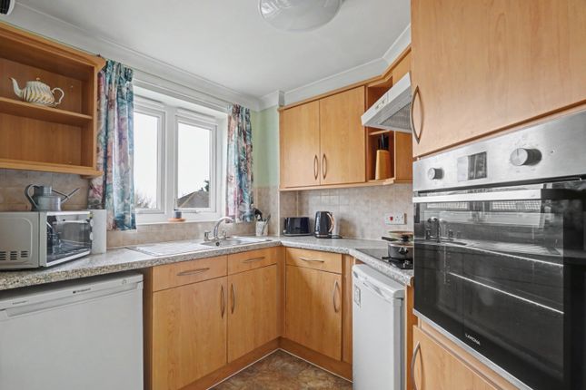 Flat 22, Appletree Court, Rainham photo 5