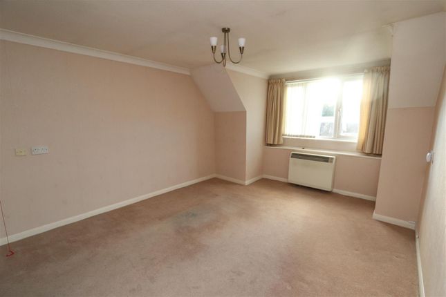 Flat for sale in Chelmsford Road, Shenfield, Brentwood