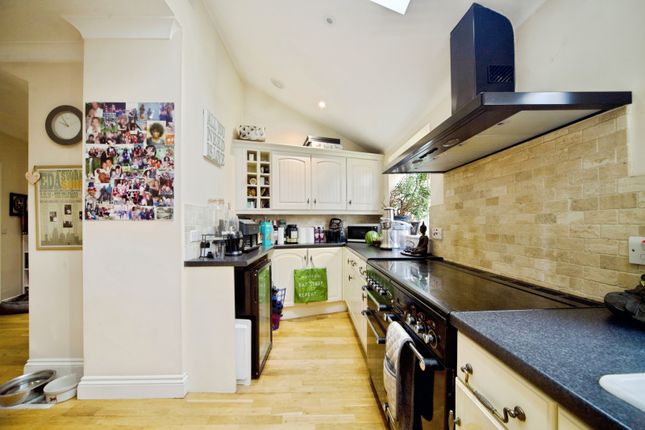 6, Heron Mead, Middlesex photo 4
