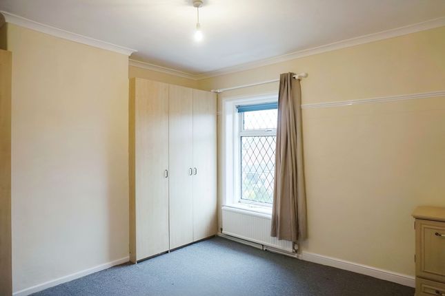 183 Burnley Lane, Oldham photo 4