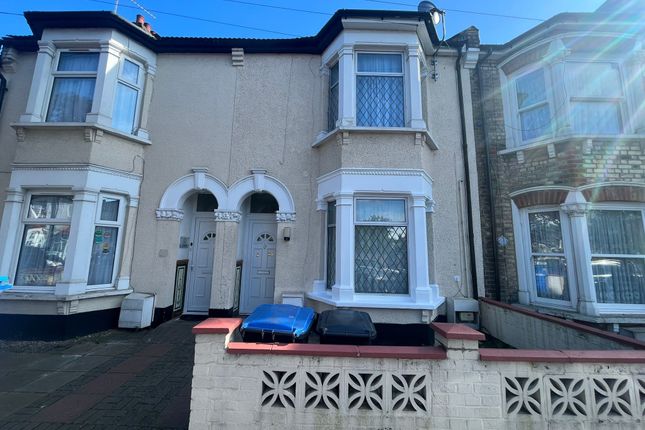 Thumbnail Maisonette to rent in Chiswick Road, London