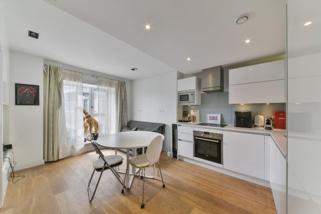 Thumbnail Flat to rent in Courtyard Apartments, Avantgarde Place, London