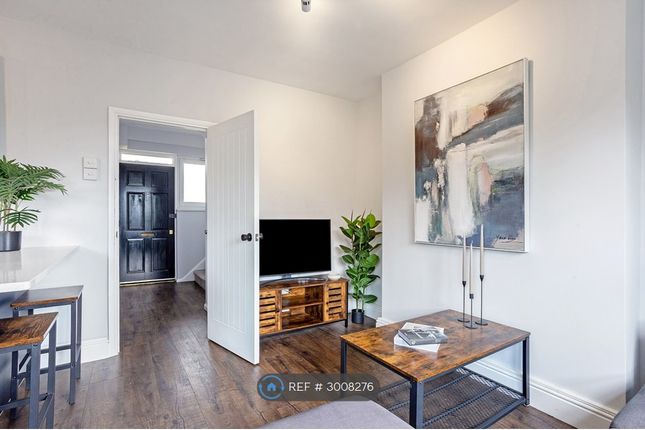 Flat, Pearson House Horne Way, London photo 5