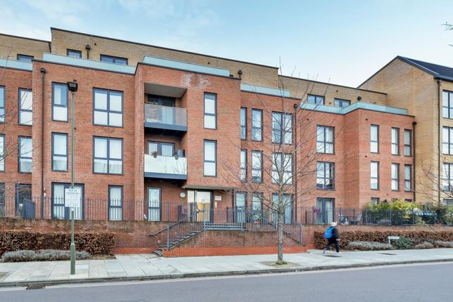 Thumbnail Flat for sale in Edgware, Middlesex