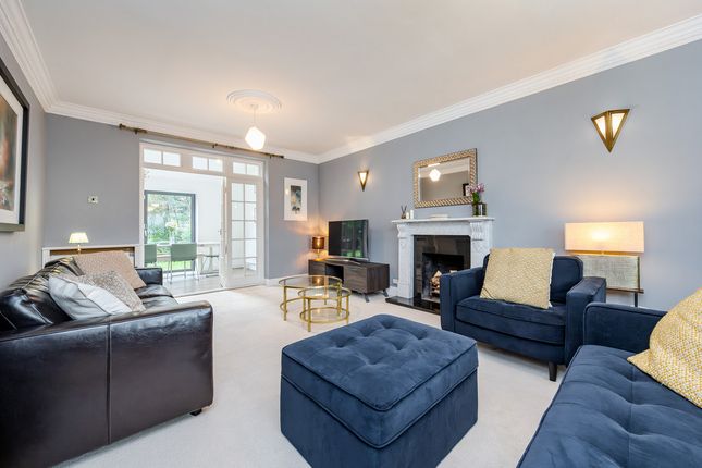 31, Daneswood Close, Weybridge photo 3